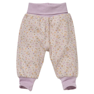 People wear organic Wendehose GOTS - beige AOP Blümchen