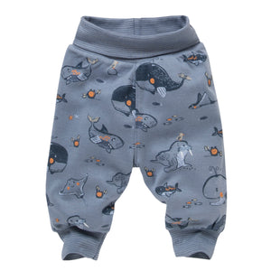 People wear organic Wendehose GOTS - ozean AOP Sealife