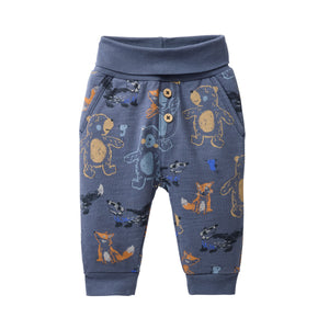 People wear organic Sweat-Hose - Indigoblau AOP Waldtiere