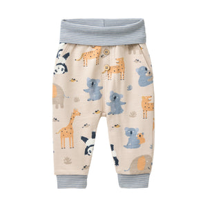 People wear organic Sweat-Hose - sand AOP im Zoo