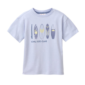 People wear organic Kinder Kurzarm-Shirt GOTS - hellblau Single Print „Surfboards“