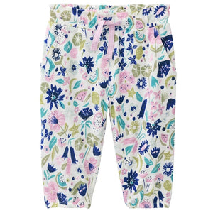 People wear organic Hose GOTS - AOP tropische Blüten